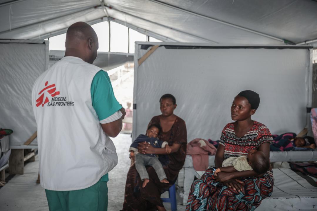 Un agent de MSF avec des patients [photo d'illustration]
