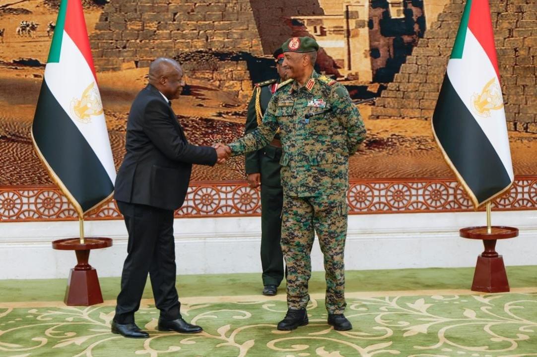 L’ambassadeur extraordinaire et plénipotentiaire de la RDC près la République du Soudan, Wabenga Kalebo Théo, Général Abdel Fattah Al-Burhan, Président du Soudan [photo d'illustration]