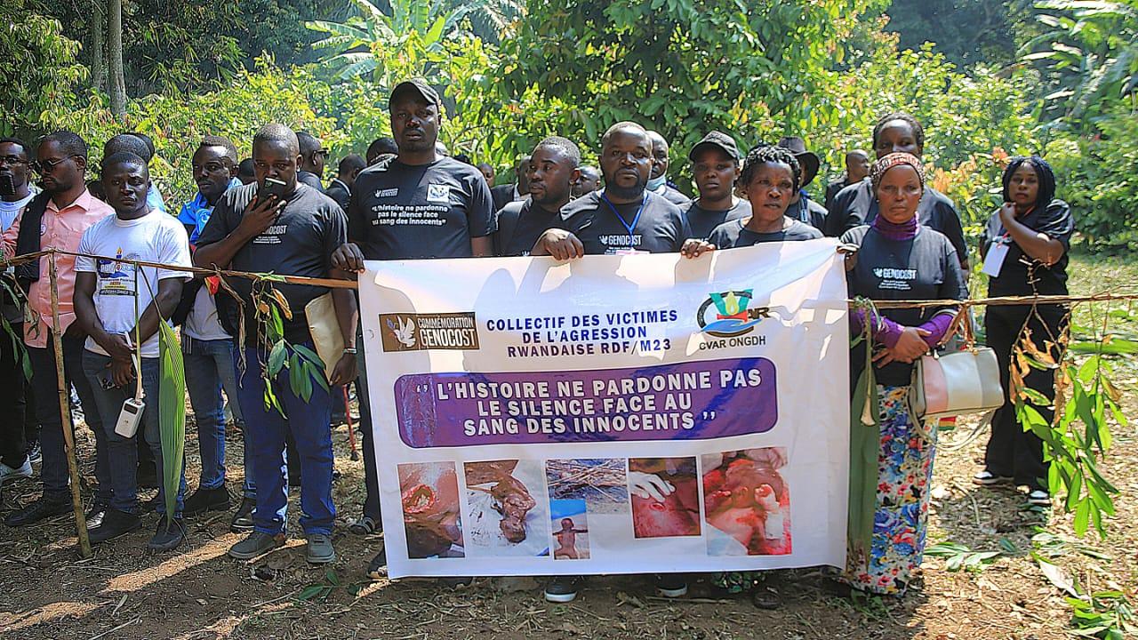 Les membres du CVAR-ONGDH au cimetière de Kitobi où reposent les victimes des massacres de Ngadi