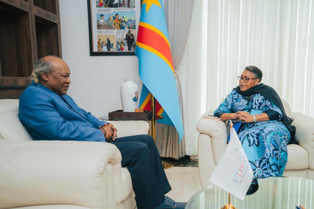 La Première ministre Judith Suminwa Tuluka échange avec le bédéiste congolais Barly Baruti autour des préparatifs du Salon africain de la bande dessinée et de l’autre Musik.