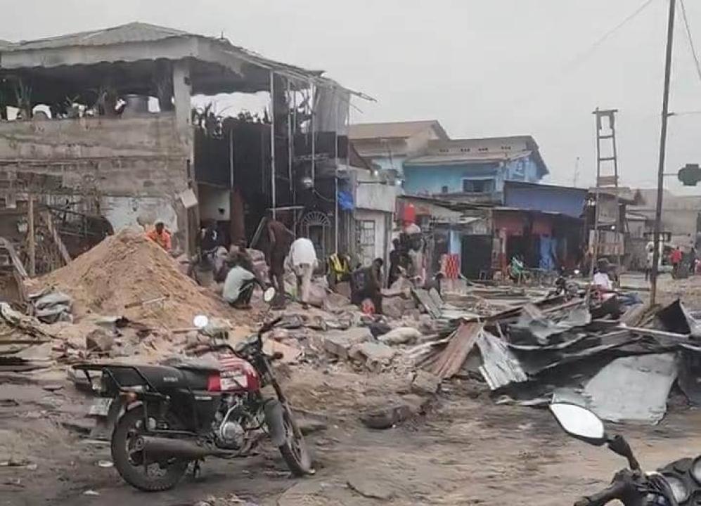 Les décombres constatés après le passage des bâtisseurs du Service national à Kimbondo dans la commune de Bandalungwa ce samedi 15 août 2026