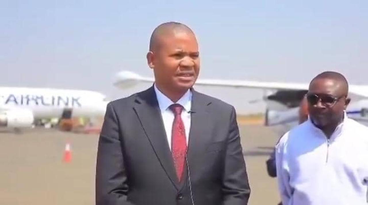 Le Gouverneur intérimaire du Haut-Katanga, Martin Kazembe Shula sur le tarmac de l'aéroport international de la Loano de Lubumbashi