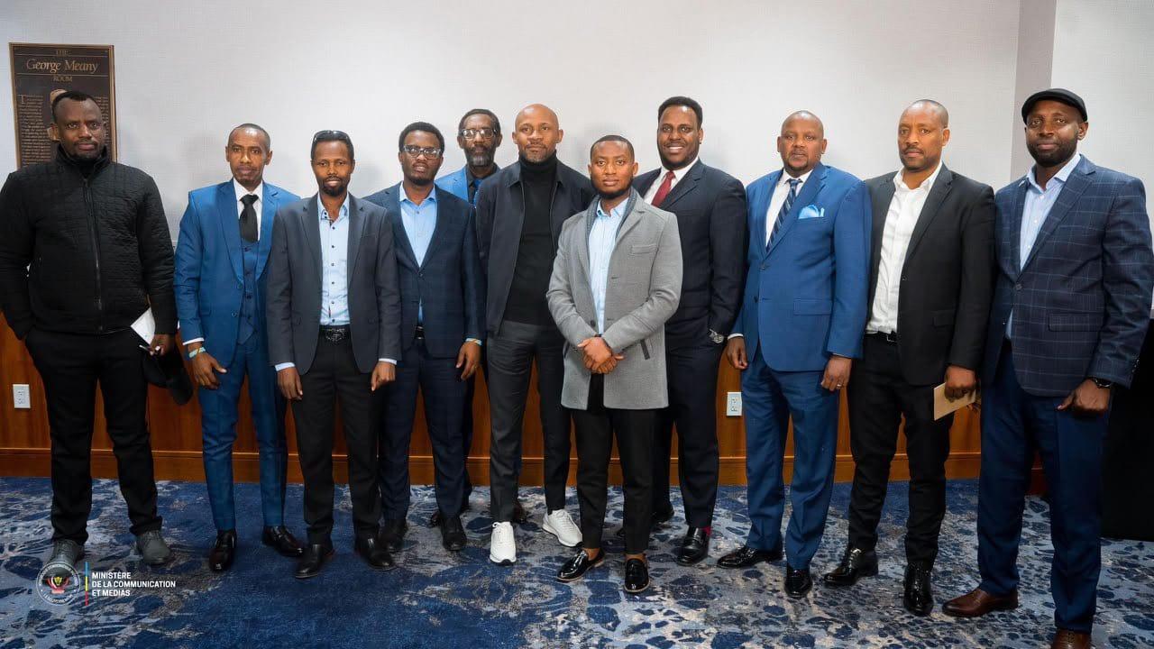 Le ministre de la Communication et Médias Patrick Muyaya pose avec des jeunes Banyamulenge.