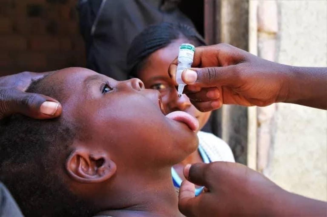 Une enfant recevant une dose de vaccin [Photo d’illustration]