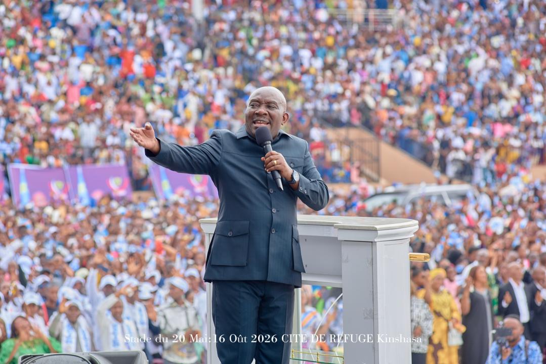 En pleine prédication, le prophète Jules Mulindwa face à une foule nombreuse au Stade du 20-Mai.