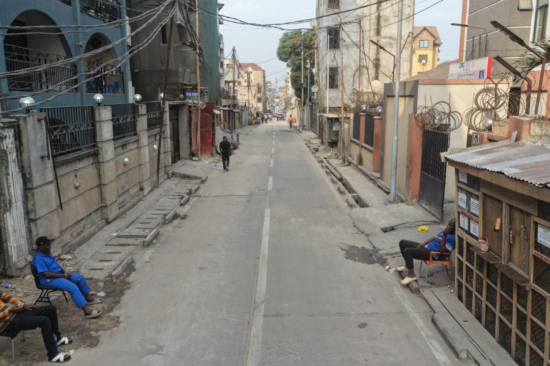 Vue de l’avenue Bansakusu désormais asphaltée sur le tronçon reliant l’avenue de la Libération,(ex.24 novembre), à l’avenue Mushie