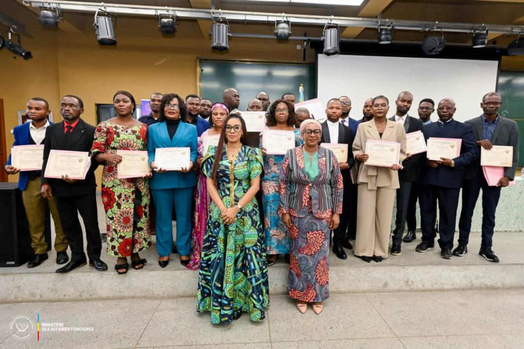 La ministre des Affaires Foncières, Oneige Nsele et celle de la Culture, Yolande Elebe avec quelques agents des affaires foncières après une formation visant à moderniser la gestion des archives foncières en RDC