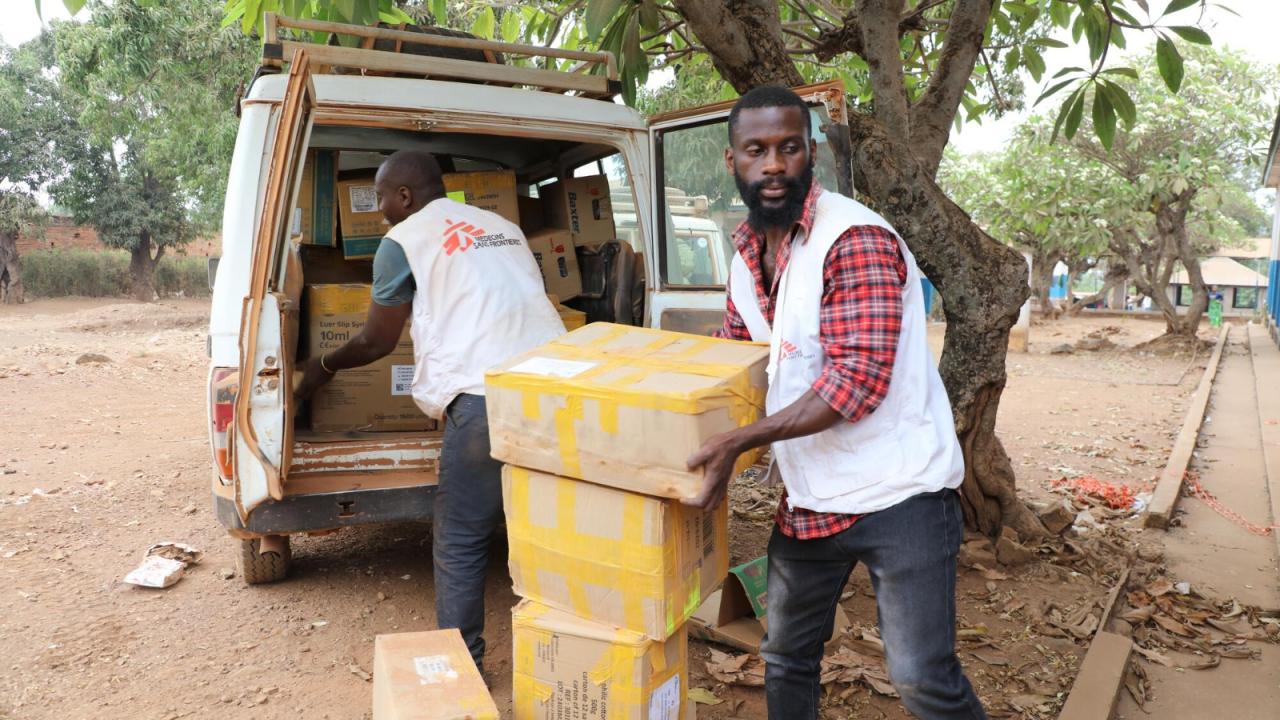 Des travailleurs humanitaires de MSF déchargent des fournitures médicales pour soutenir les structures de santé [photo d'illustration]