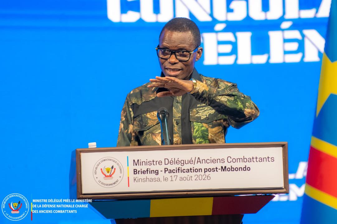 Le ministre délégué Eliezer Ntambwe lors d'un briefing presse à Kinshasa, lundi 17 août 2026