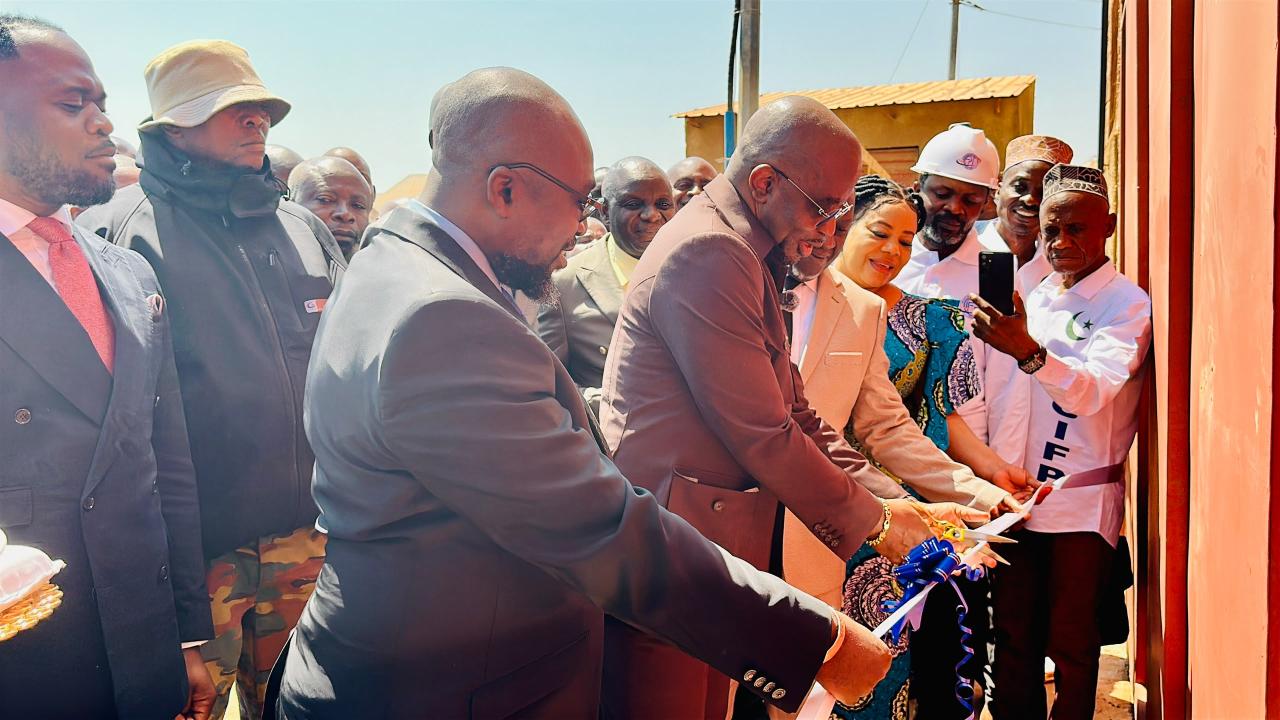 Le ministre de la Formation professionnelle procède à la coupure du ruban symbolique lors de l’inauguration de l’Institut de formation professionnelle à Lubumbashi.