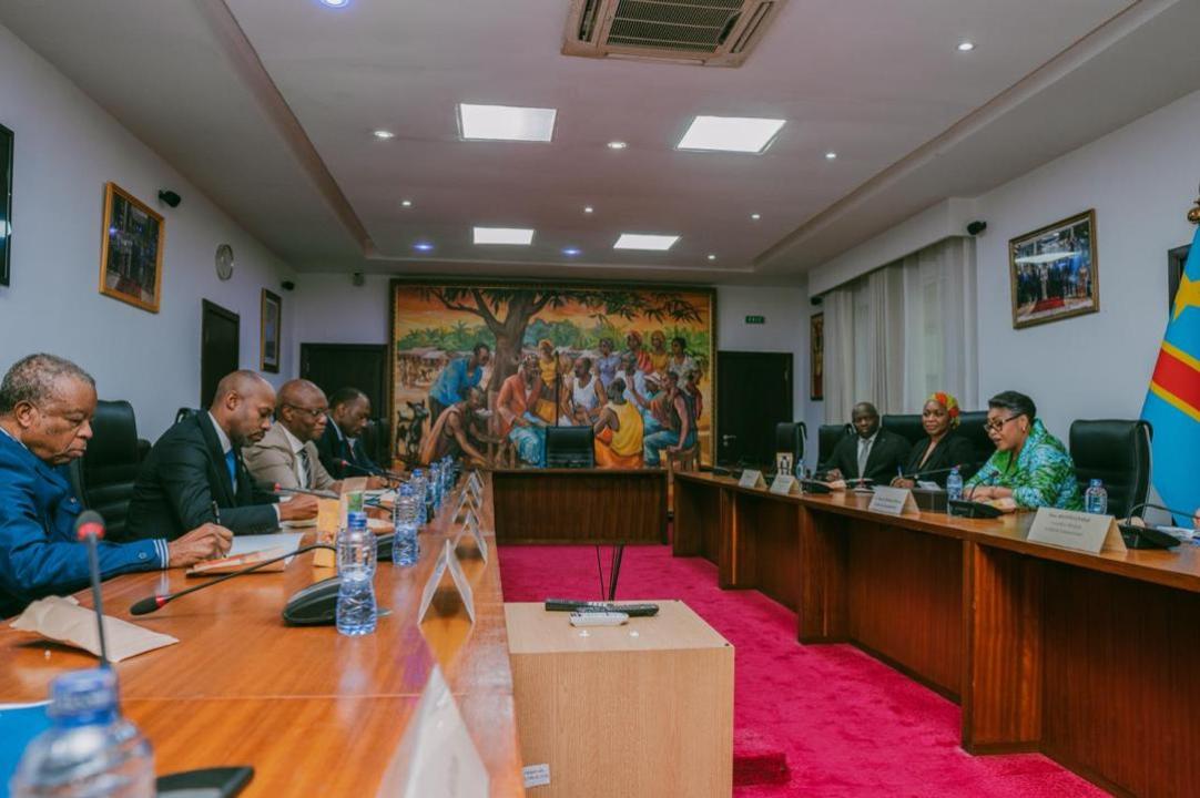La Première ministre, Judith Suminwa, échange avec le ministre de la Santé Samuel Roger Kamba et les responsables de la riposte, lors d’une réunion consacrée au renforcement de la réponse contre l’épidémie d’Ebola en RDC.