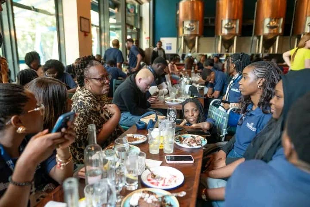 La ministre Marie-Thérèse Sombo et quelques boursiers Excellentia-RDC à Paris.