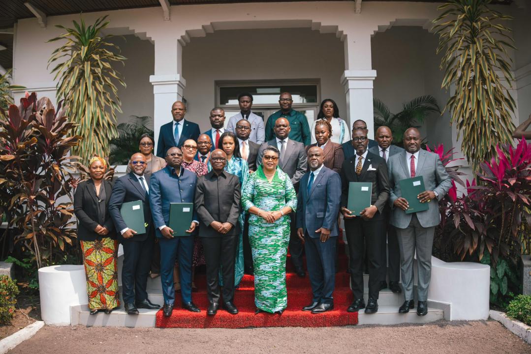 La Première ministre Judith Suminwa entourée des représentants de l’ARSP, du FOGEC, de Rawbank et de Rawsur lors du lancement du mécanisme « Vunga », destiné à faciliter l’accès au crédit des PME et sous-traitants congolais.