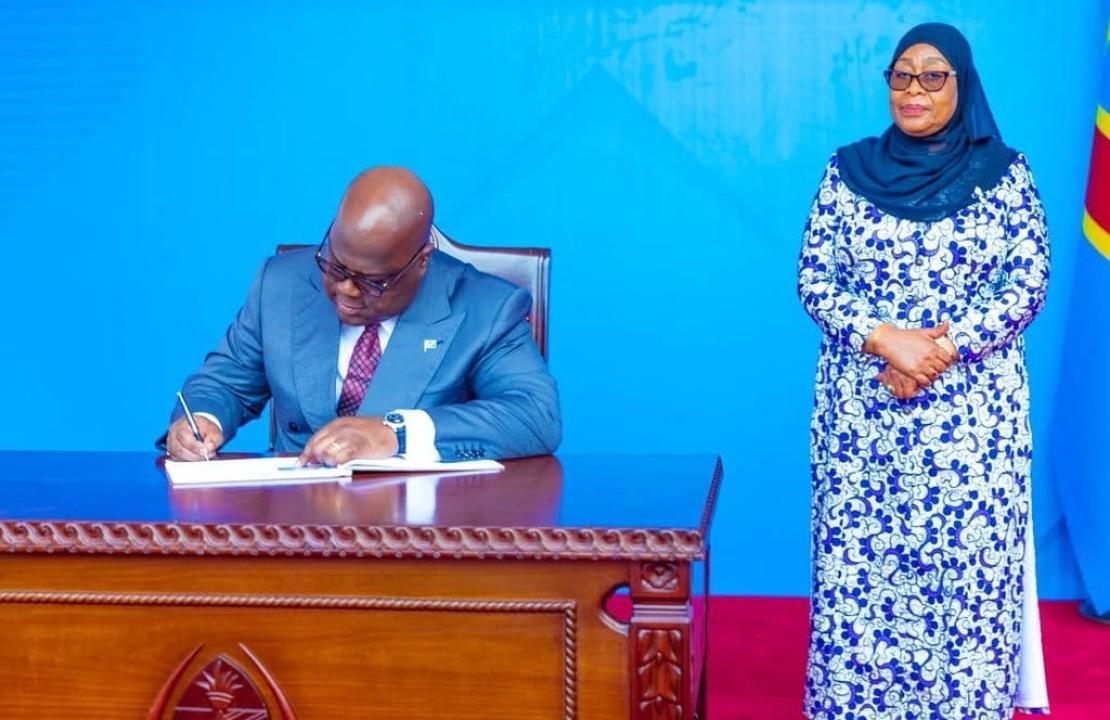 Le Président Félix Tshisekedi appose sa signature sous le regard de la Présidente Samia Suluhu Hassan [photo d'illustration]