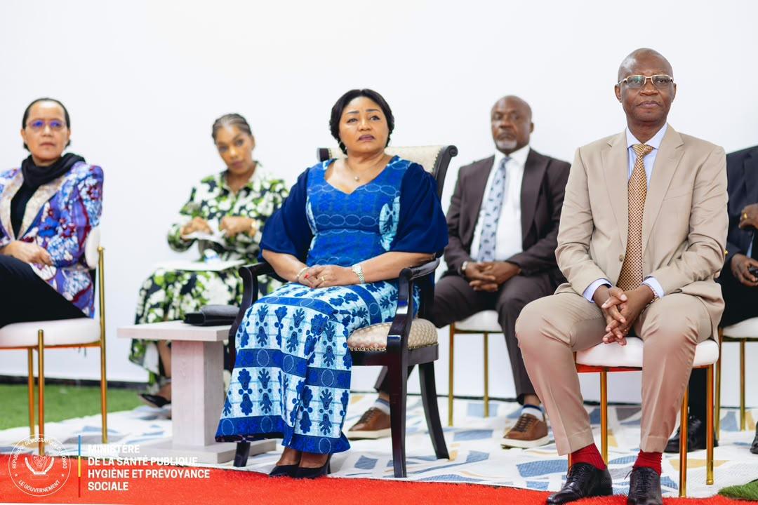 Le ministre de la Santé publique, Hygiène et Prévoyance sociale, le Dr Samuel Roger Kamba, la première Dame Denise Nyakeru et la ministre de l'éducation nationale Raissa Malu. lors du lancement de la campagne chirurgicale des enfants SS