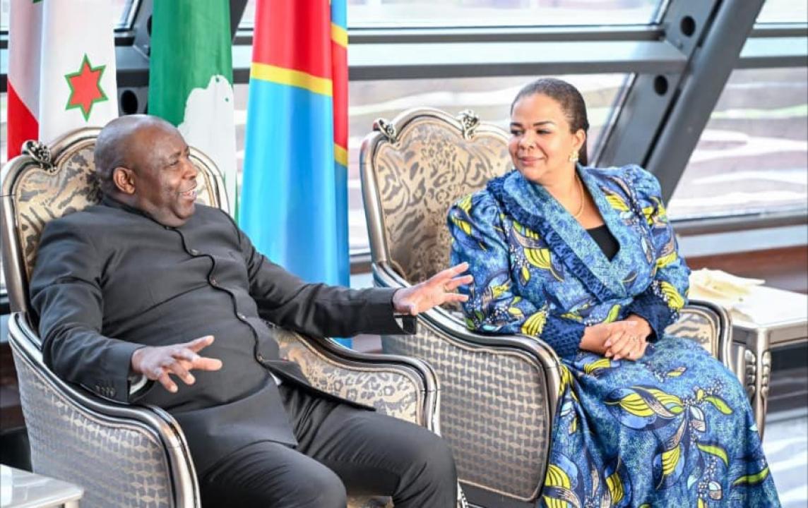 Le président burundais Évariste Ndayishimiye accueilli par la ministre des Affaires étrangères, Thérèse Kayikwamba, à l’aéroport international de N’djili [photo d’illustration].