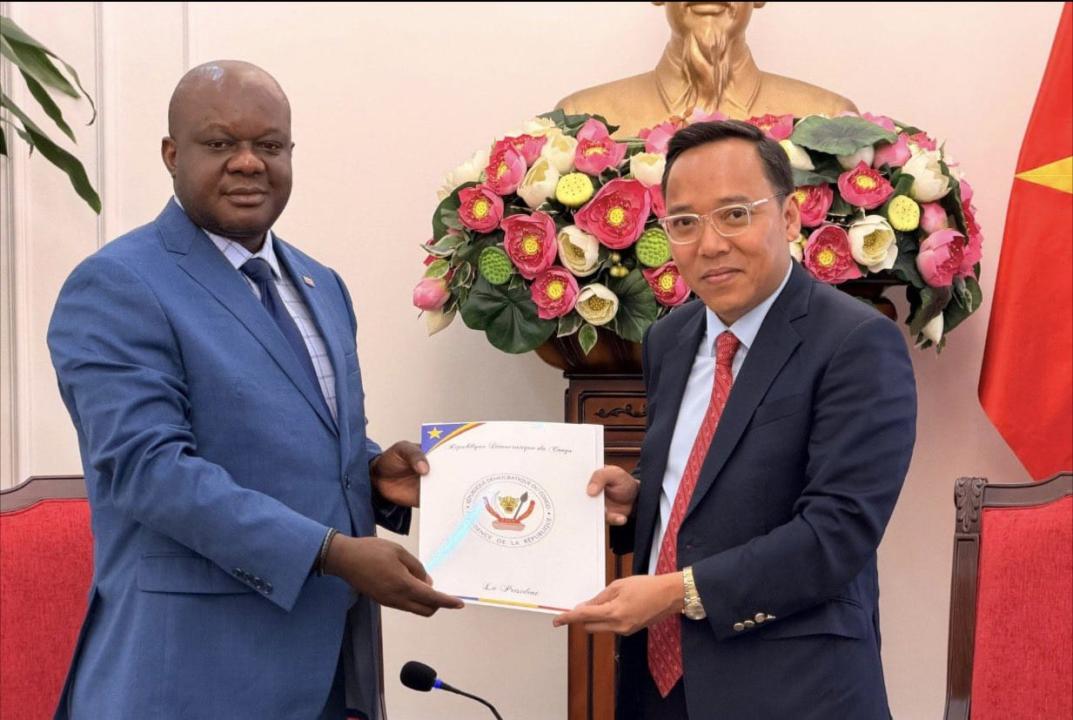 Le ministre chargé de la Francophonie et de la Diaspora congolaise, Crispin Mbadu et le vice-ministre vietnamien de l’Industrie et du Commerce, Nguyễn Hoàng Long [photo d'illustration]