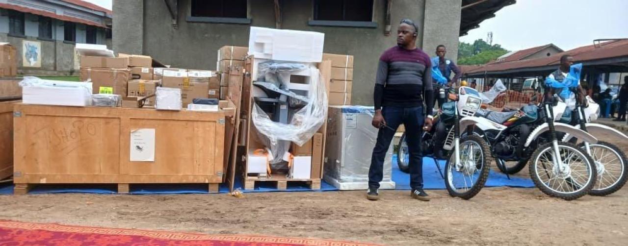 Des motos DT et un lot de médicaments remis au gouvernement provincial de la Tshopo par Enabel, dans le cadre de la riposte contre Ebola.