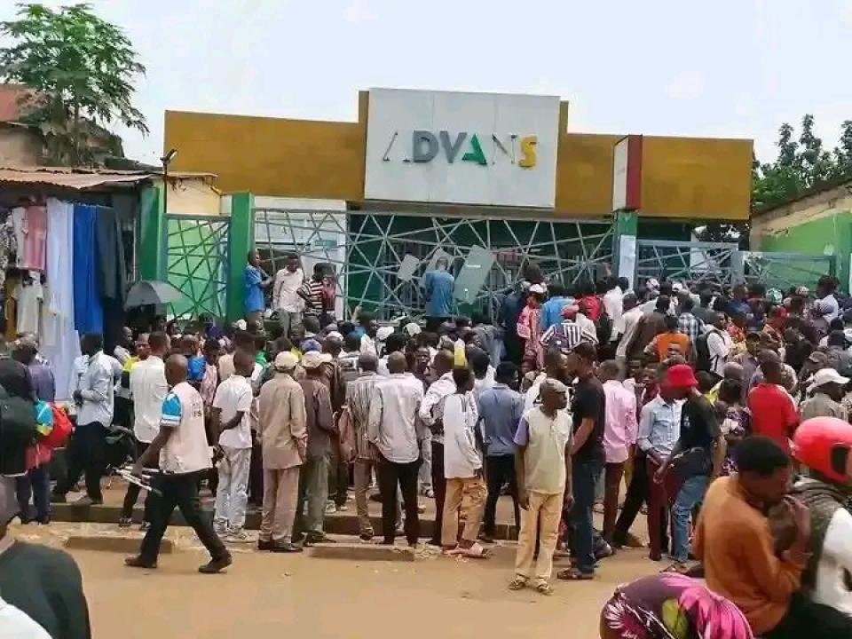 Des enseignants bloqués devant leur banque payeuse, Advans, dans l’attente du versement de leurs salaires [photo d'illustration]