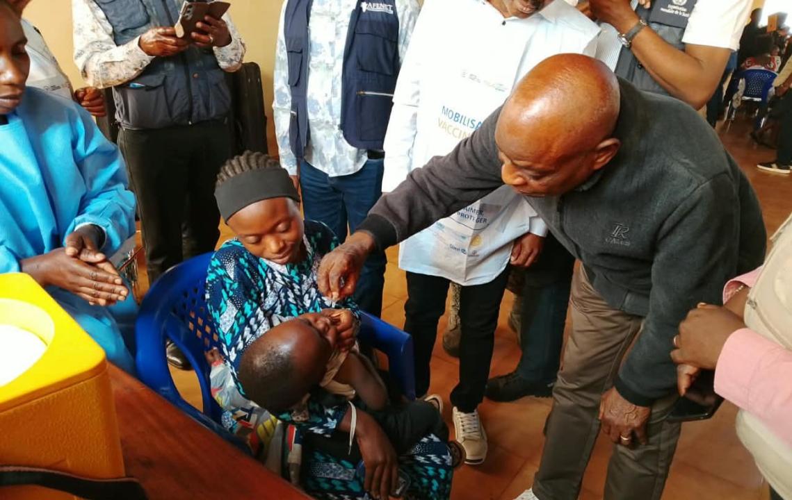 Un enfant recevant son vaccin lors du lancement officiel de la campagne [photo d'illustration]