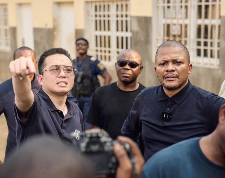 Le ministre Didier Budimbu, et le directeur général de la société chinoise Mango international à Kasangulu '