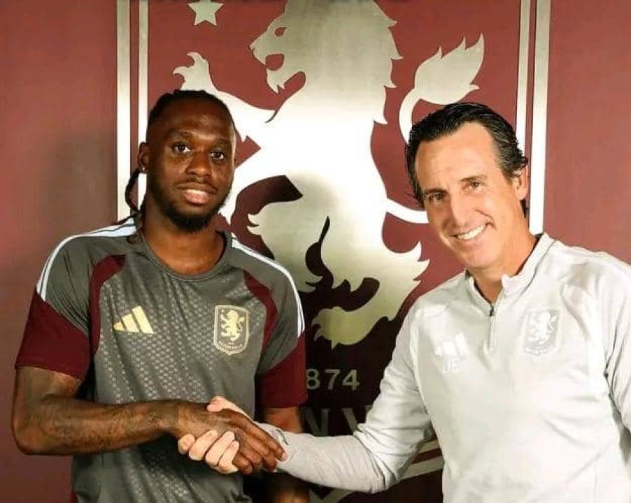 Aaron Wan-Bissaka et Unai Emery, entraineur d'Aston Villa.