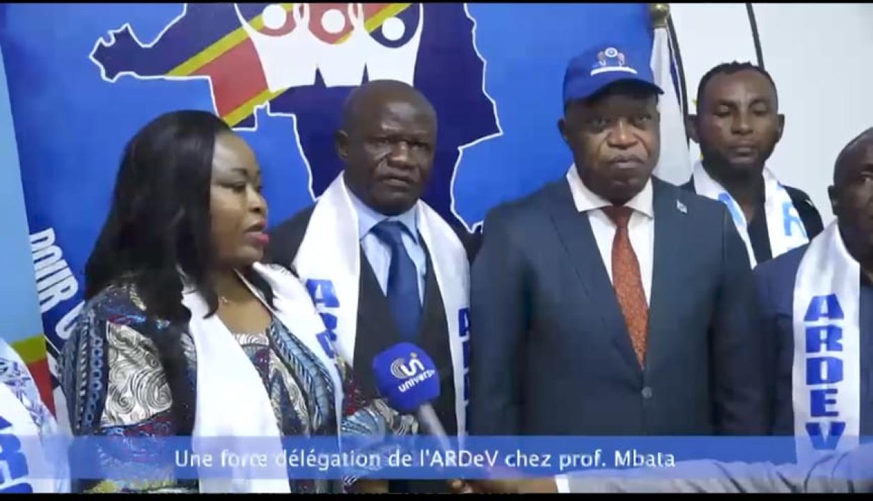 André Mbata, secrétaire permanent de l'Union sacré, entouré de quelques membres de l’ARDEV en séjour à Kinshasa.