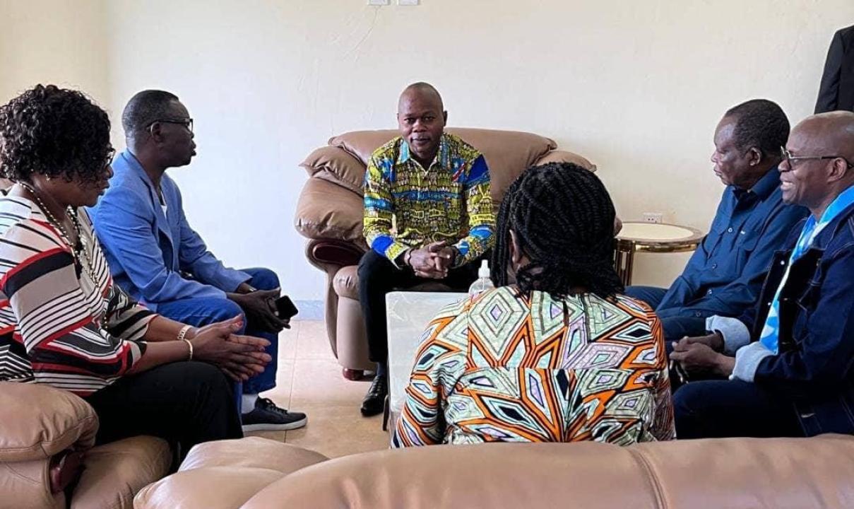 Le gouverneur du Haut-Uélé Jean Bakomito et une délégation des élus autour du sujet de l'épidémie d'Ebola