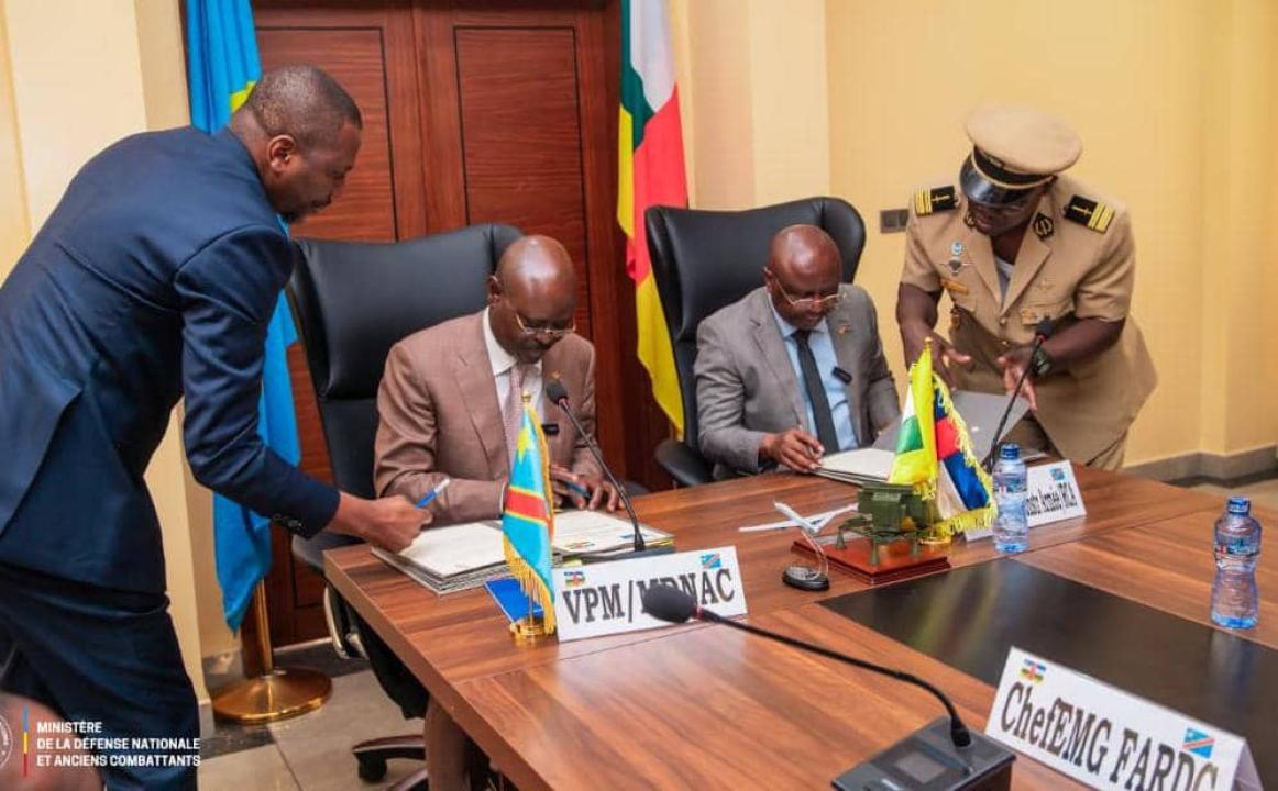 Guy Kabombo Muadiamvita et son homologue centrafricain, lors de la signature du protocole d'accord