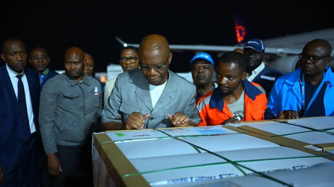 Le Ministre de la Santé, Samuel-Roger KAMBA réceptionnant un lot des vaccins RVBO contre l'épidémie à Virus Ebola a l'aéroport international de N'djili