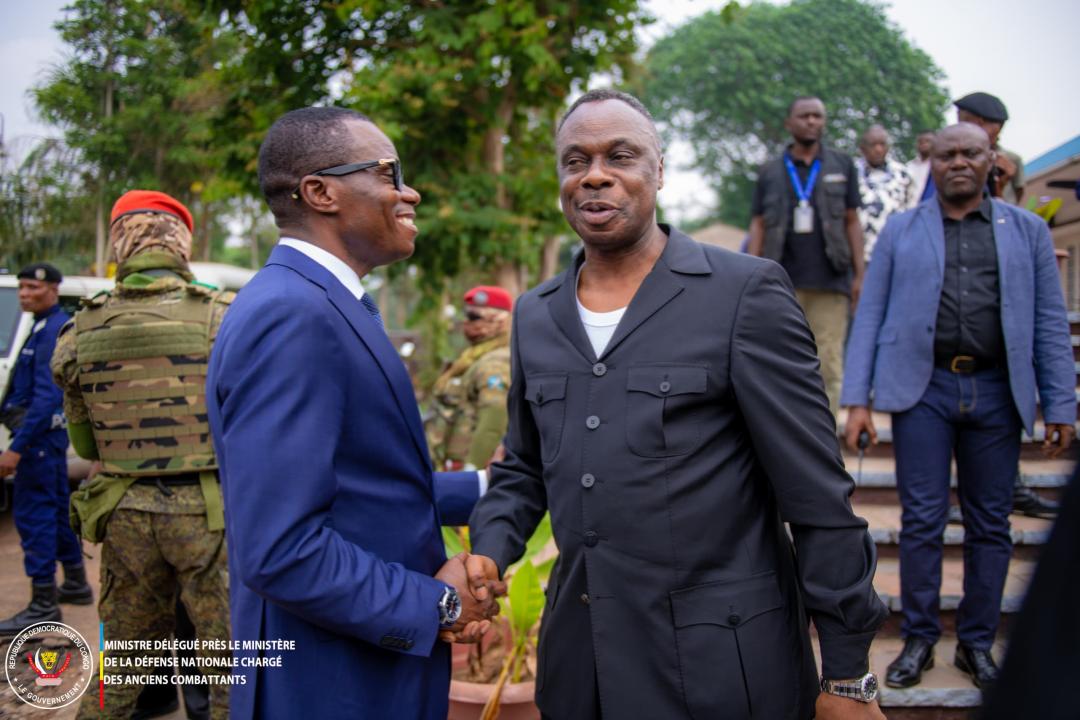 Le ministre délégué Eliezer Ntambwe accueilli par le gouverneur du Kasaï Central à Mbujimayi, vendredi 21 août 2026
