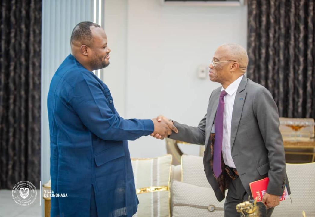 Poignée de mains entre le gouverneur de Kinshasa, Daniel Bumba, et le recteur de l’UNIKIN, le professeur Jean-Marie Kayembe Ntumba