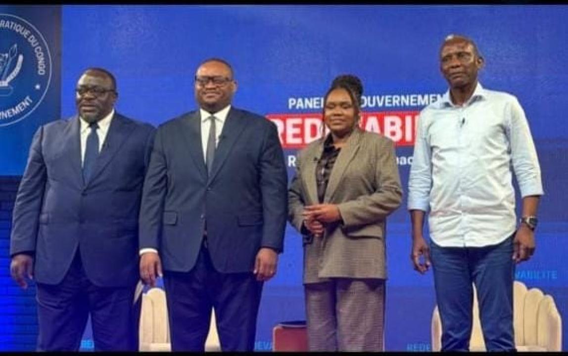 Les ministres Doudou Fwamba et John Banza Lunda avec les journalistes Wille Kalengayi et Élisée Odia [photo d'illustration]