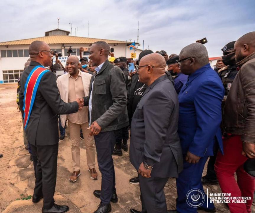 Le ministre des ITP,  John Banza Lunda, lors du lancement de la deuxième phase de la Caravane des infrastructures sur l’axe Muanda-Kinshasa