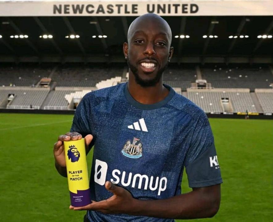 Yoane Wissa avec son trophée d’homme du match après Newcastle-Liverpool.
