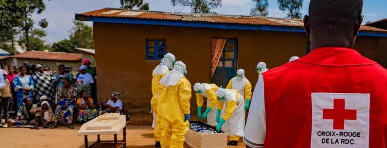 Un volontaire de la Croix-Rouge de la RDC en pleine mobilisation communautaire pour prévenir la propagation du virus Ebola [Photo d’illustration]