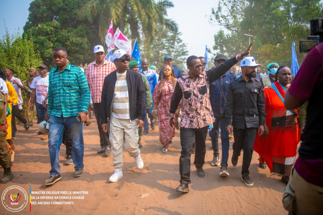 Le ministre délégué Eliezer Ntambwe, lors d'une marche improvisée dans la province de Lomami, dimanche 23 août 2026