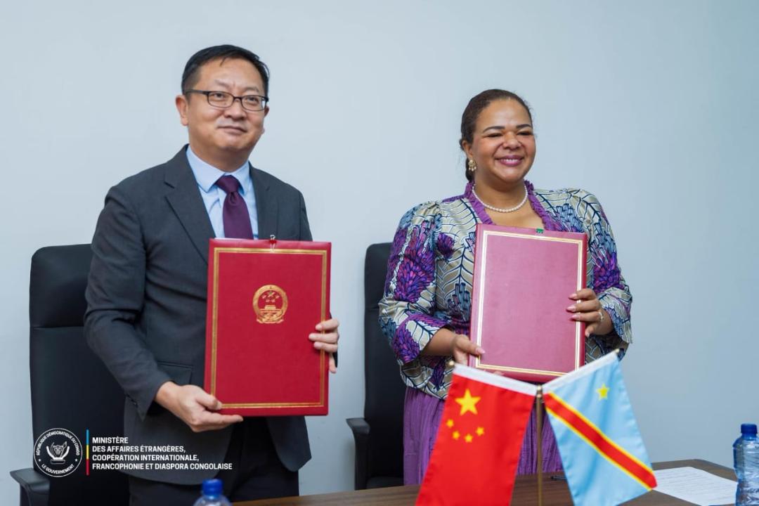 La ministre des Affaires étrangères, Thérèse Kayikwamba Wagner, et l’ambassadeur de Chine en RDC, Zhao Bin [photo d'illustration]
