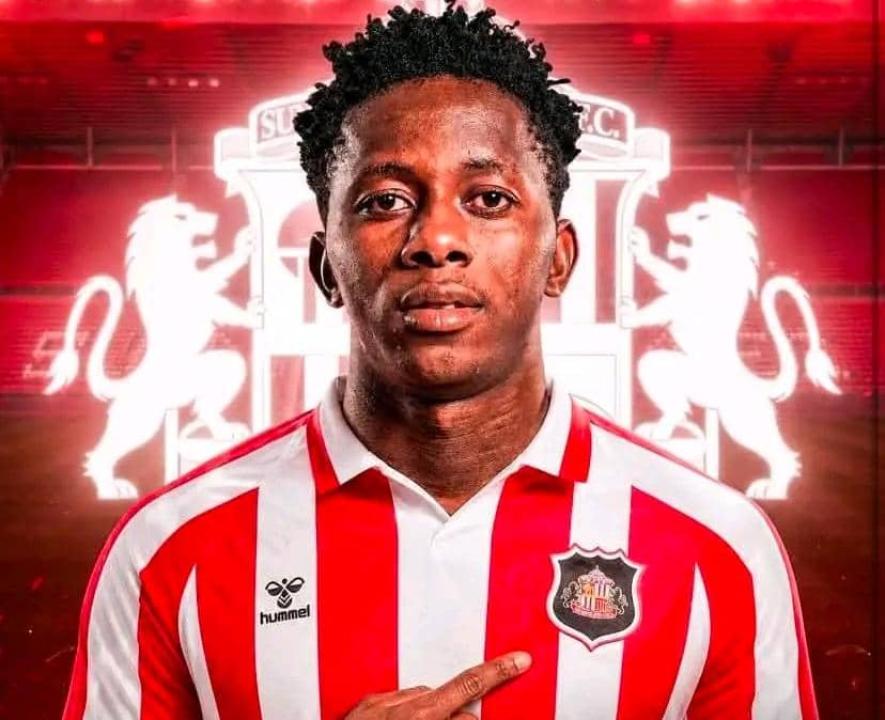 Jules Ahoka sous les couleurs de Sunderland AFC après l'officialisation de son contrat, ce lundi 24 août 2026