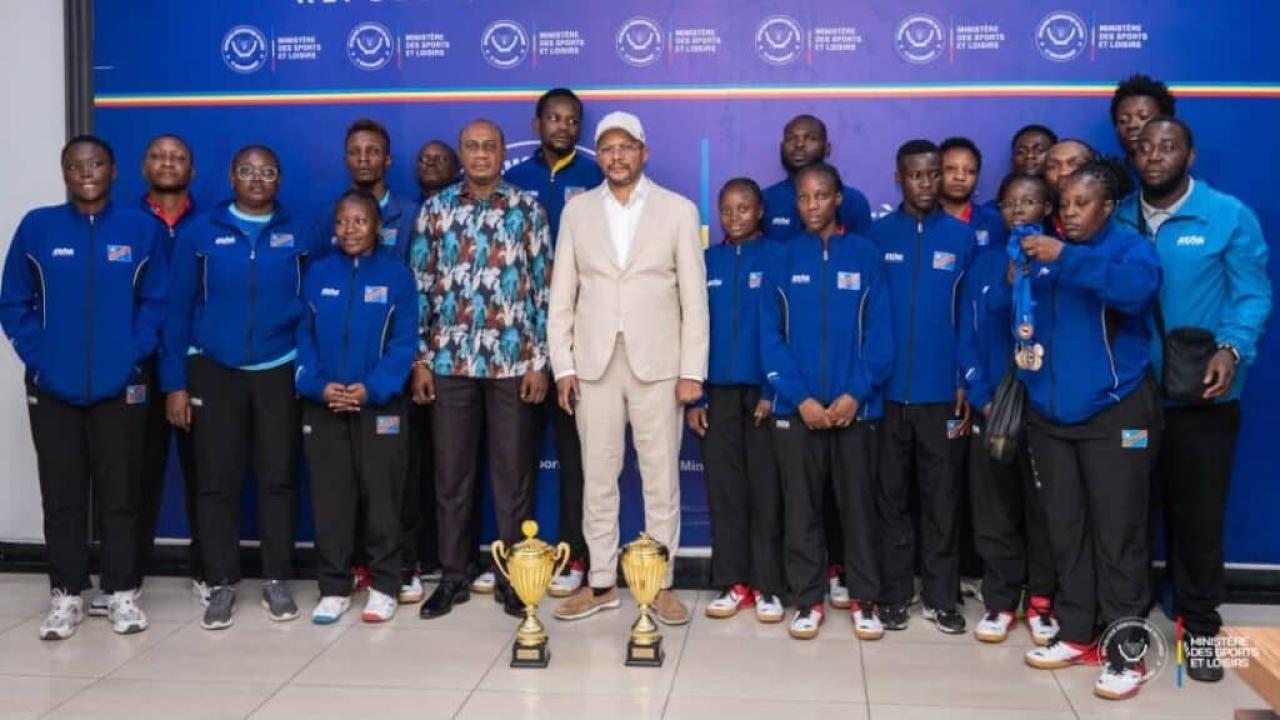 Le ministre des Sports et loisirs, Didier Budimbu, reçoit la délégation des Léopards de tennis de table, sacrés champions d’Afrique centrale