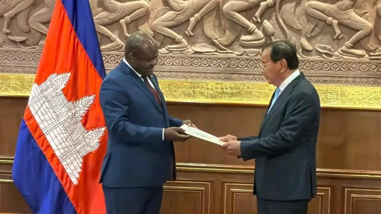 Le ministre chargé de la Francophonie et de la Diaspora congolaise, Crispin Mbadu et Prak Sokhonn, vice-Premier ministre des Affaires étrangères du Cambodge [photo d'illustration]