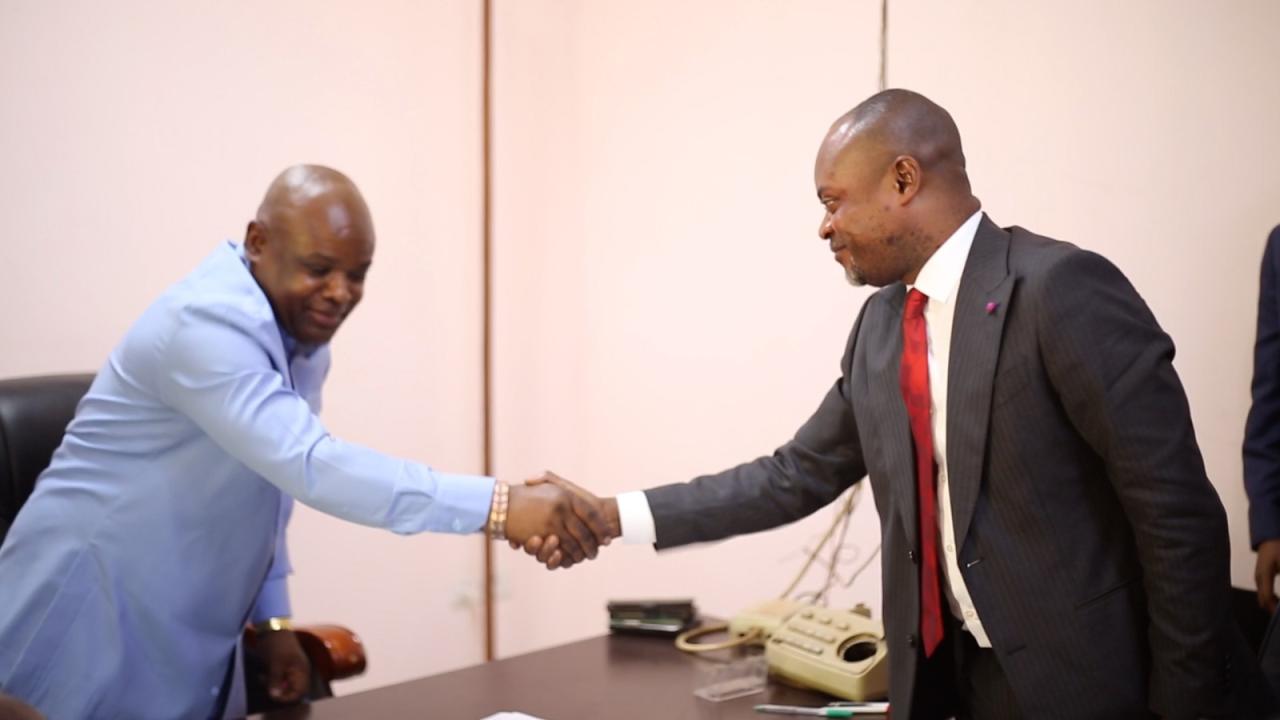 Poignée de main entre Gilbert Mwamba Mwamba, nouveau Procureur de la République près le Parquet de Grande Instance de Kolwezi, et son prédécesseur, Steve Mutombo Kalubi, lors de la cérémonie de remise et reprise