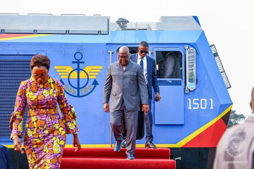 Le Président Félix-Antoine Tshisekedi descendant du train à la Gare centrale de Kinshasa pour la cérémonie du lancement des baliseurs.