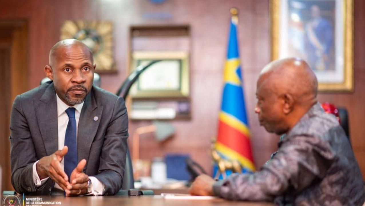 Le ministre de la Communication et des Médias, Patrick Muyaya, échange avec avec l'éditeur du journal The Post, Cyril Kileba