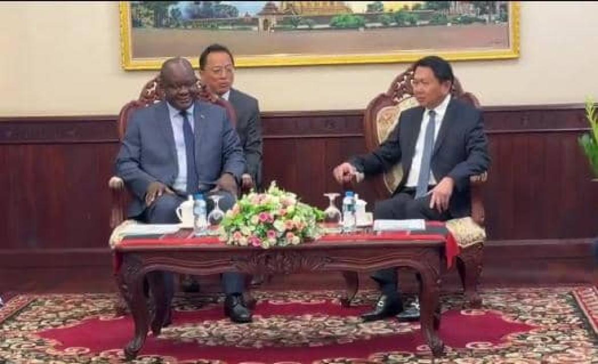 Le ministre délégué chargé de la Francophonie et de la diaspora , crispin Mbadu en plein échange avec le ministre laotien des Affaires Etrangères, Anouparb Vongnorkeo