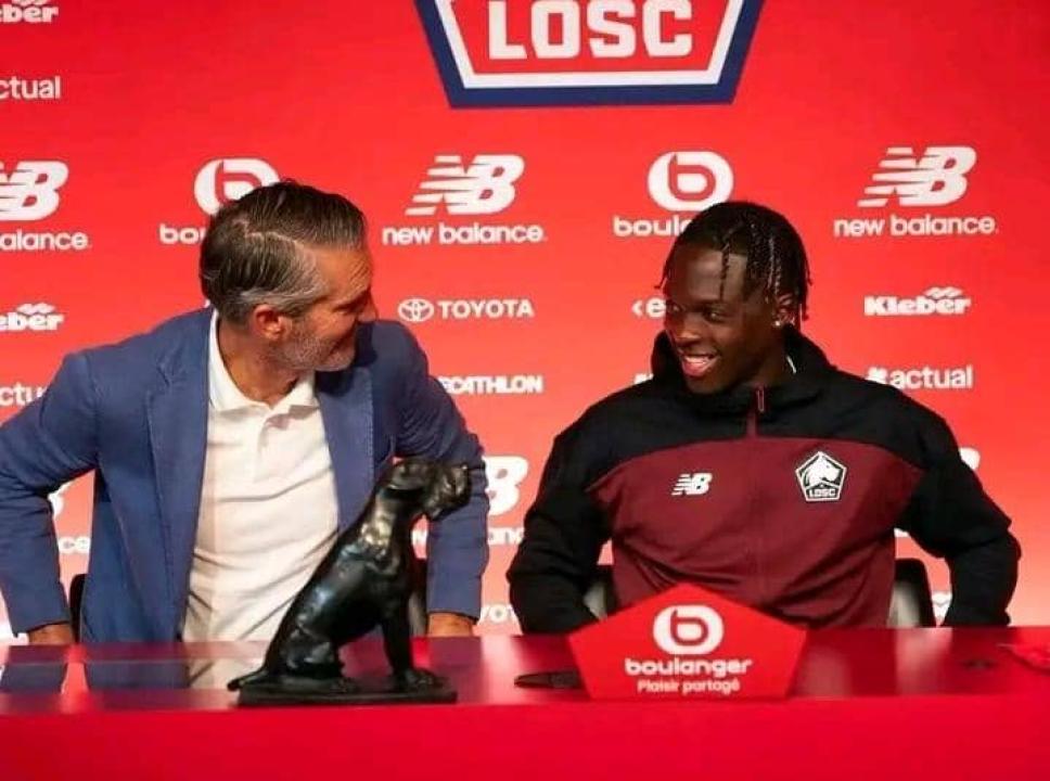 Dilane Bakwa lors de sa signature à Lille.
