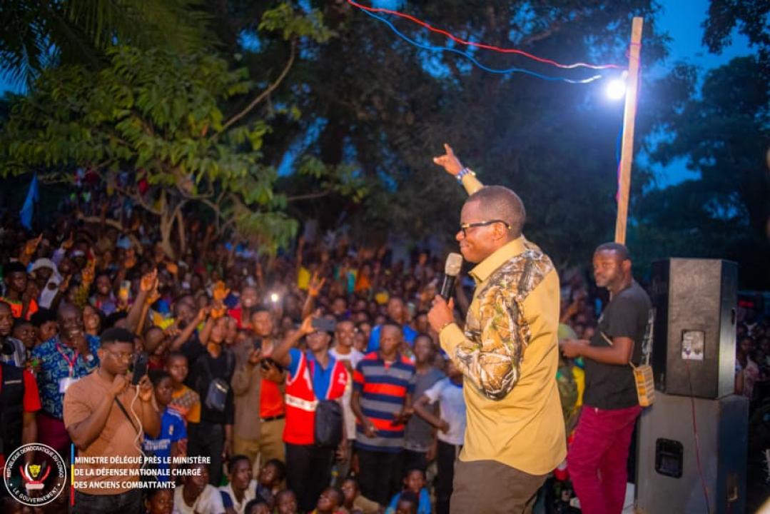 Le Ministre délégué Eliezer Ntambwe lors d'un meeting animé, mardi 25 août 2026