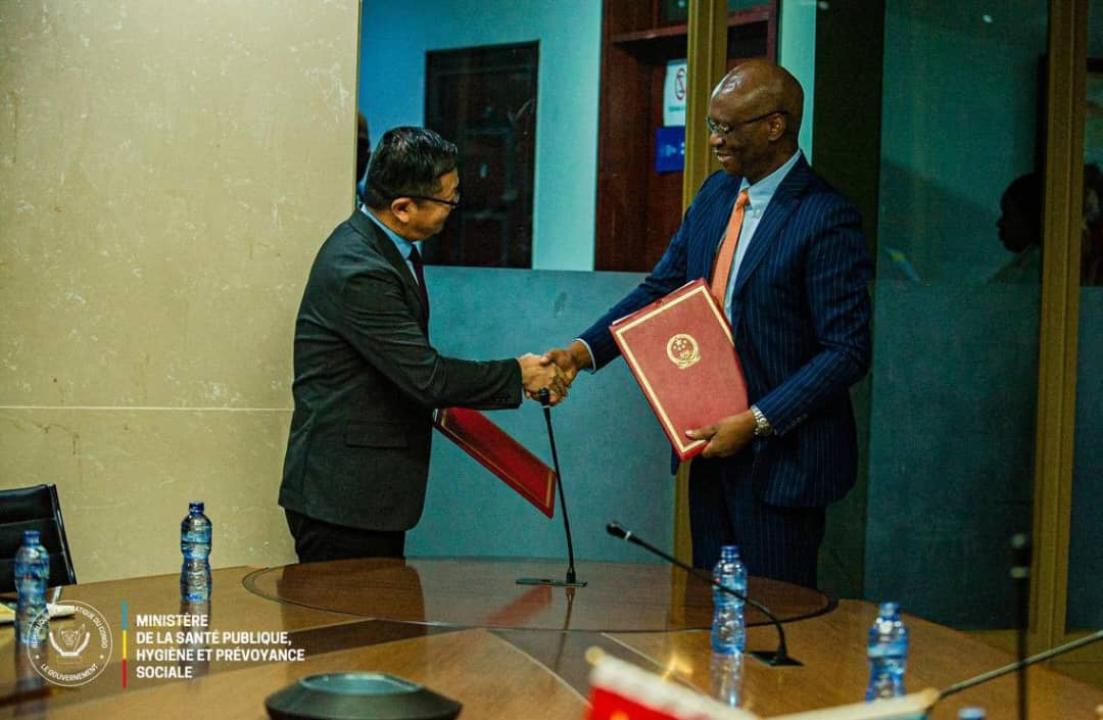 Le ministre Samuel Roger Kamba et l’ambassadeur de Chine en RDC, Zhao Bin, après la signature de l’acte officialisant la remise d’un lot de matériel d’urgence destiné à la prévention des épidémies [photo d'illustration]