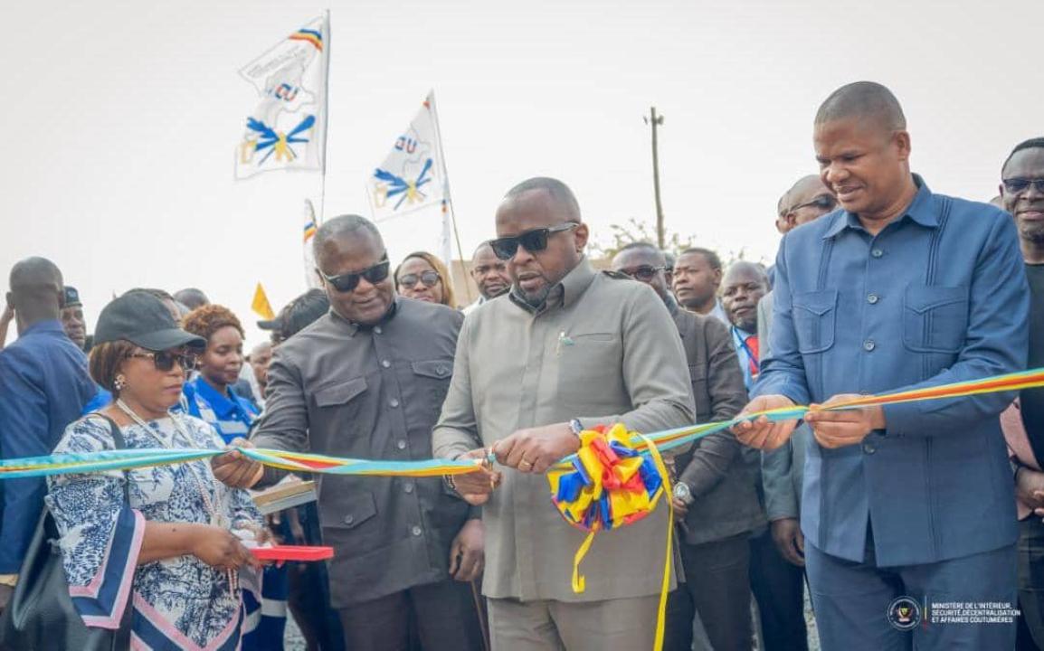 Le VPM Jacquemain Shabani Lukoo accompagné du gouverneur Martin Kazembe, inaugure le poste frontalier de Lonshi, dans la province du Haut-Katanga