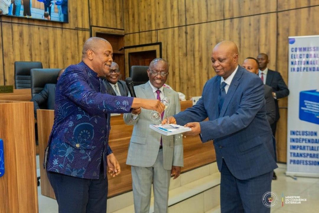 Le président de la CENI Denis Kadima procède au baptême officiel du livre en hommage à l'Abbé Malumalu [photo d'illustration]